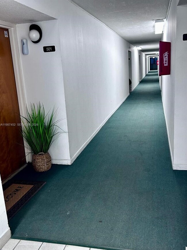 11750 SW 18th St in Miami, FL - Foto de edificio - Building Photo