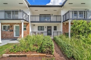 2211 NE 122nd St in North Miami, FL - Building Photo