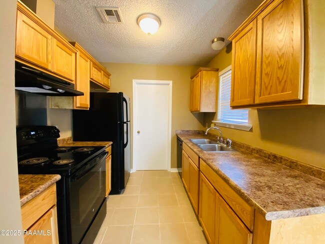 108 W Whispering Pines Cir in Lafayette, LA - Building Photo - Building Photo