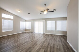 1604 Watercreek Dr in North Las Vegas, NV - Foto de edificio - Building Photo