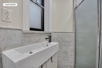 317 E 73rd St in New York, NY - Building Photo - Building Photo