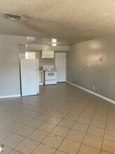 3801 Royal Crest St, Unit 6 in Las Vegas, NV - Building Photo - Building Photo