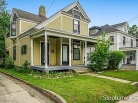 832 Wealthy St SE, Unit #A in Grand Rapids, MI - Building Photo