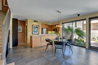 1536 E Baristo Rd in Palm Springs, CA - Foto de edificio - Building Photo