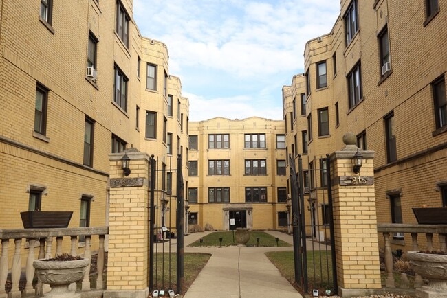 property at 3815 N Greenview Ave