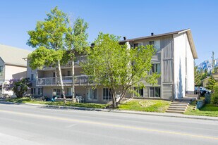 Kanmor Apartments in Canmore, AB - Building Photo
