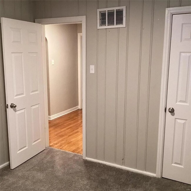 6827 Roberts Ave in University City, MO - Foto de edificio - Building Photo