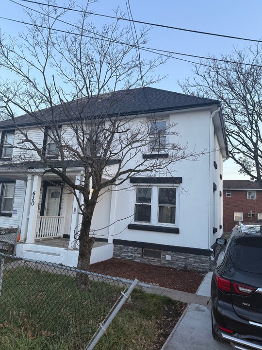 620 Somerset St in New Brunswick, NJ - Building Photo