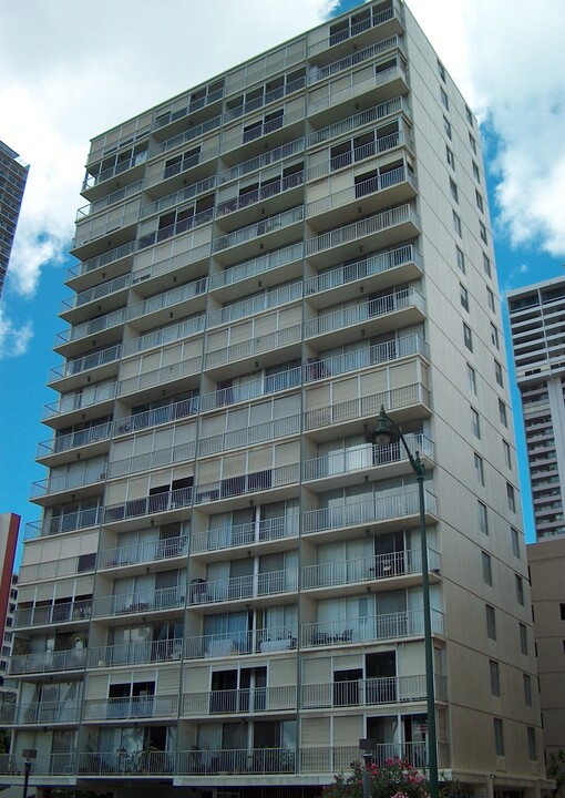 2233 Ala Wai Blvd in Honolulu, HI - Building Photo