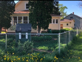 220 W Riverside Dr in Ionia, MI - Building Photo