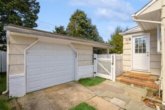 26 Whitman Ave in Syosset, NY - Building Photo - Building Photo