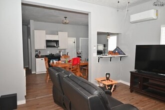 1908 10th St in Wichita Falls, TX - Foto de edificio - Building Photo