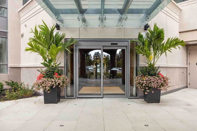 2075 King Rd in King City, ON - Building Photo - Building Photo