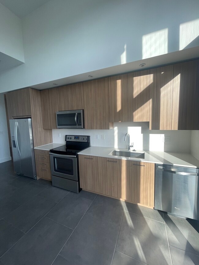 337 NE 34th St, Unit A3C in Miami, FL - Foto de edificio - Building Photo