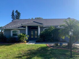 1086 Hoover Cir in Nokomis, FL - Building Photo