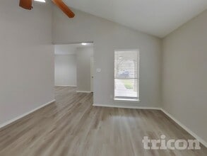 15243 Bedford Glen Dr in Channelview, TX - Foto de edificio - Building Photo