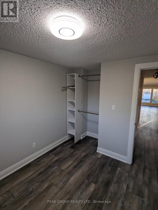 5072 University Ave in Niagara Falls, ON - Building Photo