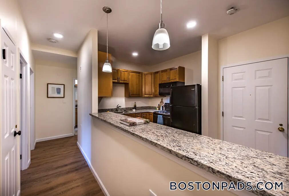 757 Highland Ave in Needham, MA - Building Photo
