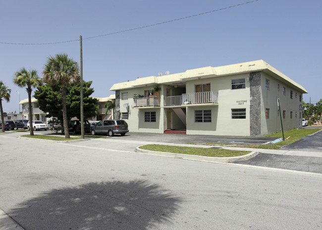 163rd Street Apartments in North Miami Beach, FL - Foto de edificio - Building Photo