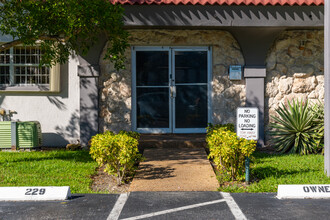 Granada Dadeland in Miami, FL - Foto de edificio - Building Photo