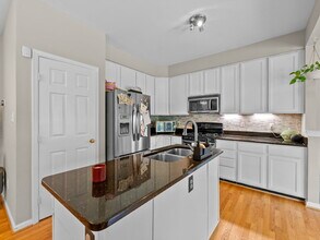 20551 Ashley Terrace in Sterling, VA - Foto de edificio - Building Photo