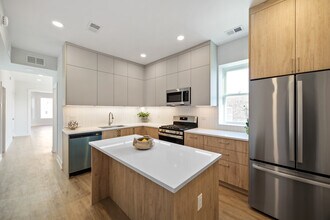 2741 W Belmont Ave in Chicago, IL - Foto de edificio - Building Photo