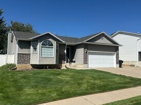 428 Creekside Way in Kaysville, UT - Building Photo