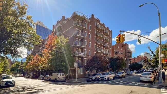 35-06 Leavitt St in Flushing, NY - Foto de edificio - Building Photo