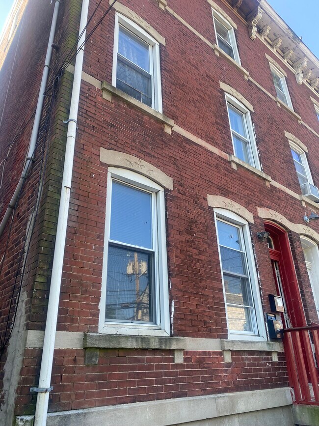 362 Brunswick Ave, Unit 1 in Trenton, NJ - Building Photo - Building Photo