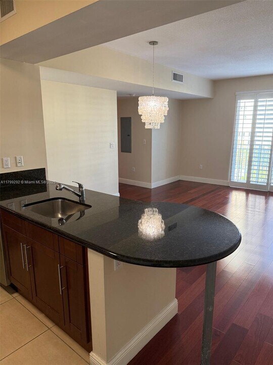 7275 SW 89th St in Miami, FL - Building Photo