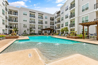 Lakeside Urban Center in Irving, TX - Foto de edificio - Building Photo