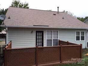 204 Stratford Dr in Indian Trail, NC - Foto de edificio - Building Photo