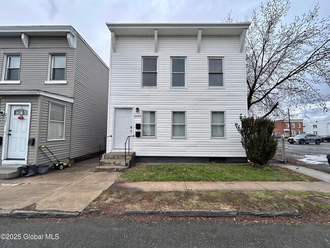 2523 Callahan Ave in Watervliet, NY - Building Photo - Building Photo