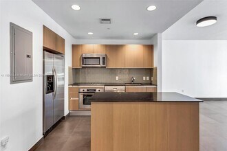 1050 Brickell Ave in Miami, FL - Building Photo - Building Photo