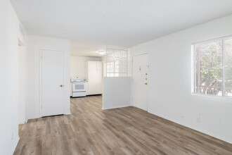 El Dorado Apartments in El Paso, TX - Building Photo - Interior Photo