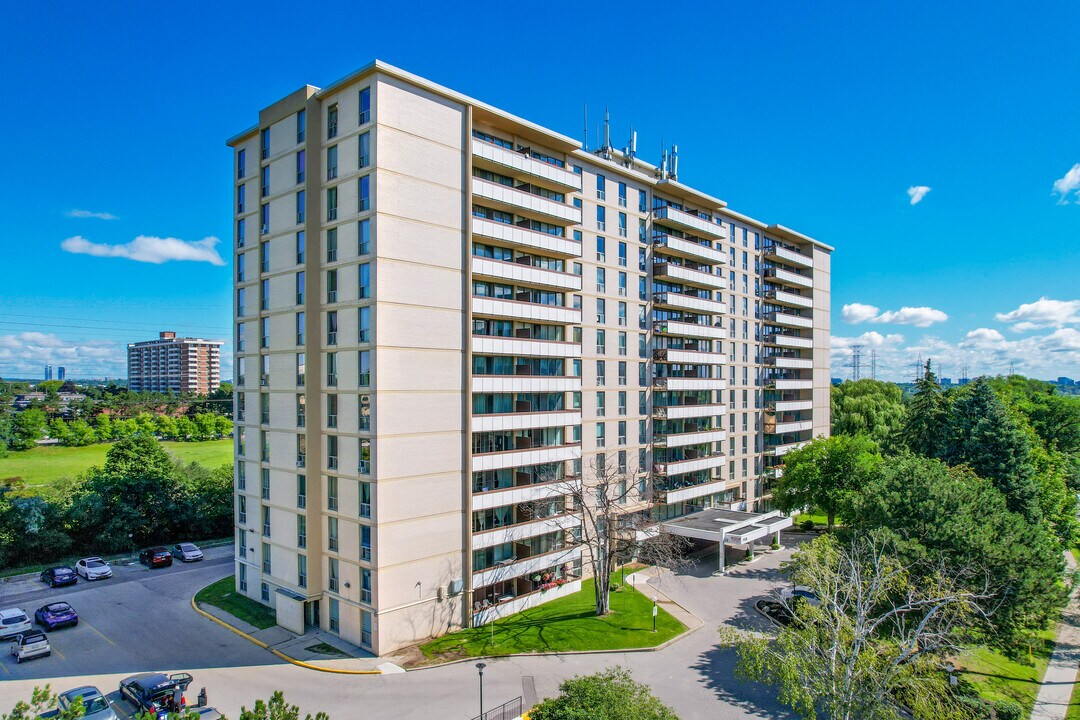 Bayview Square North in Toronto, ON - Building Photo