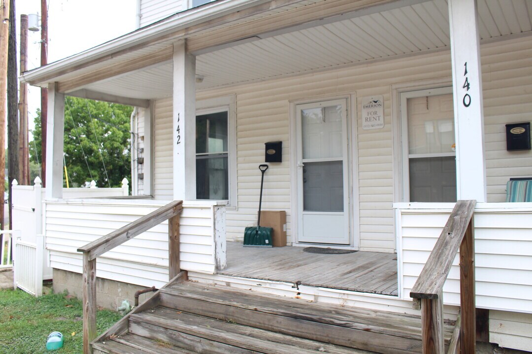 142 N Lancaster St in Athens, OH - Building Photo