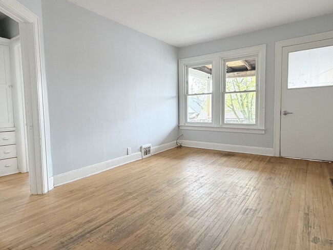 property at 1022-1022 Gladstone Ave