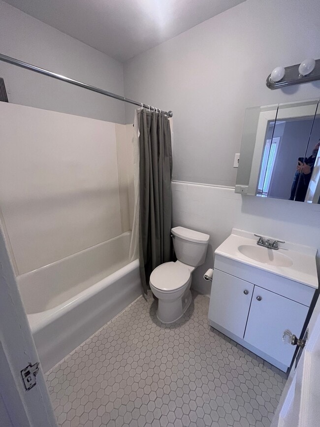 374 Elmwood Ave, Unit 2 in Buffalo, NY - Building Photo - Building Photo