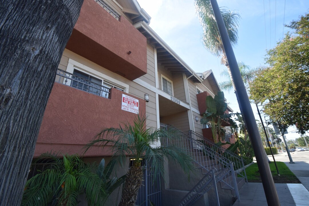 21350 Parthenia St in Los Angeles, CA - Foto de edificio
