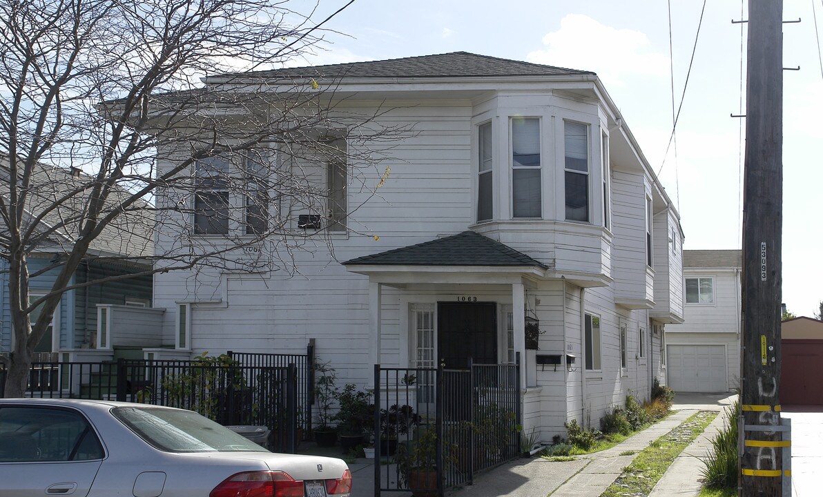 1061-1063 1065 65th St in Oakland, CA - Foto de edificio