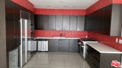 5205 Ocean Front Walk-Unit -203 in Marina Del Rey, CA - Foto de edificio - Building Photo