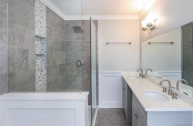 335 Gillette St in Dix Hills, NY - Building Photo - Building Photo