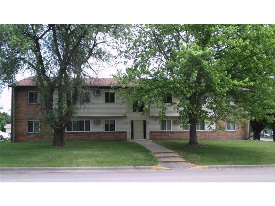 320 1st St in Clinton, MN - Building Photo