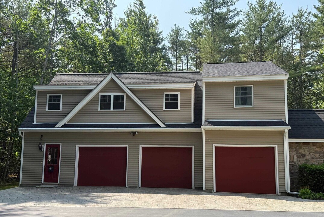 4 Andrew Way in Madbury, NH - Building Photo