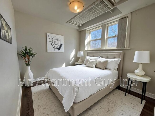 2 Balsam Ave S in Hamilton, ON - Building Photo - Building Photo