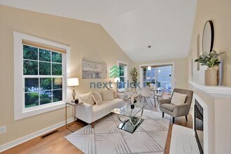 10025 NE 129th Pl in Kirkland, WA - Building Photo - Building Photo