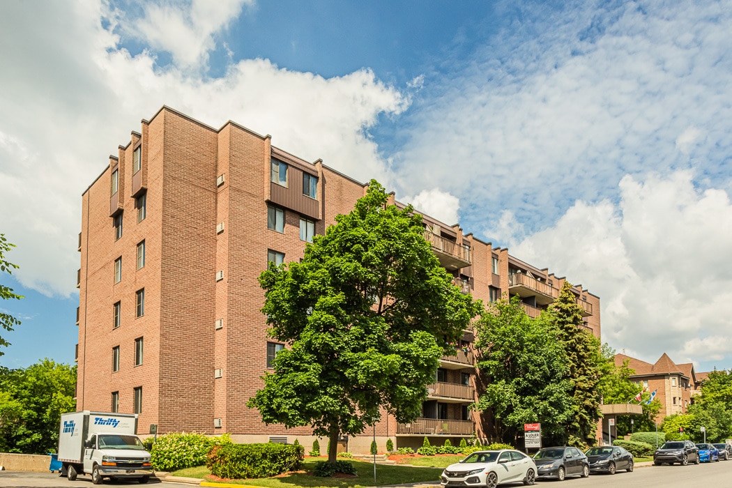 Le Villeroy in St-Lambert, QC - Building Photo