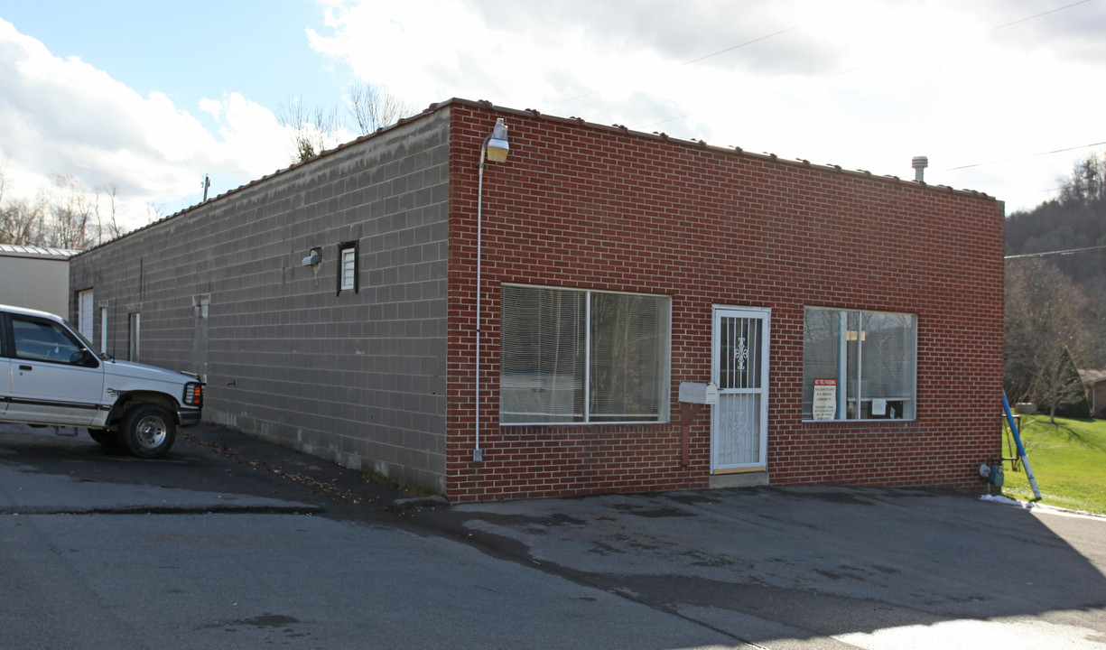 Crown St in Daniels, WV - Building Photo