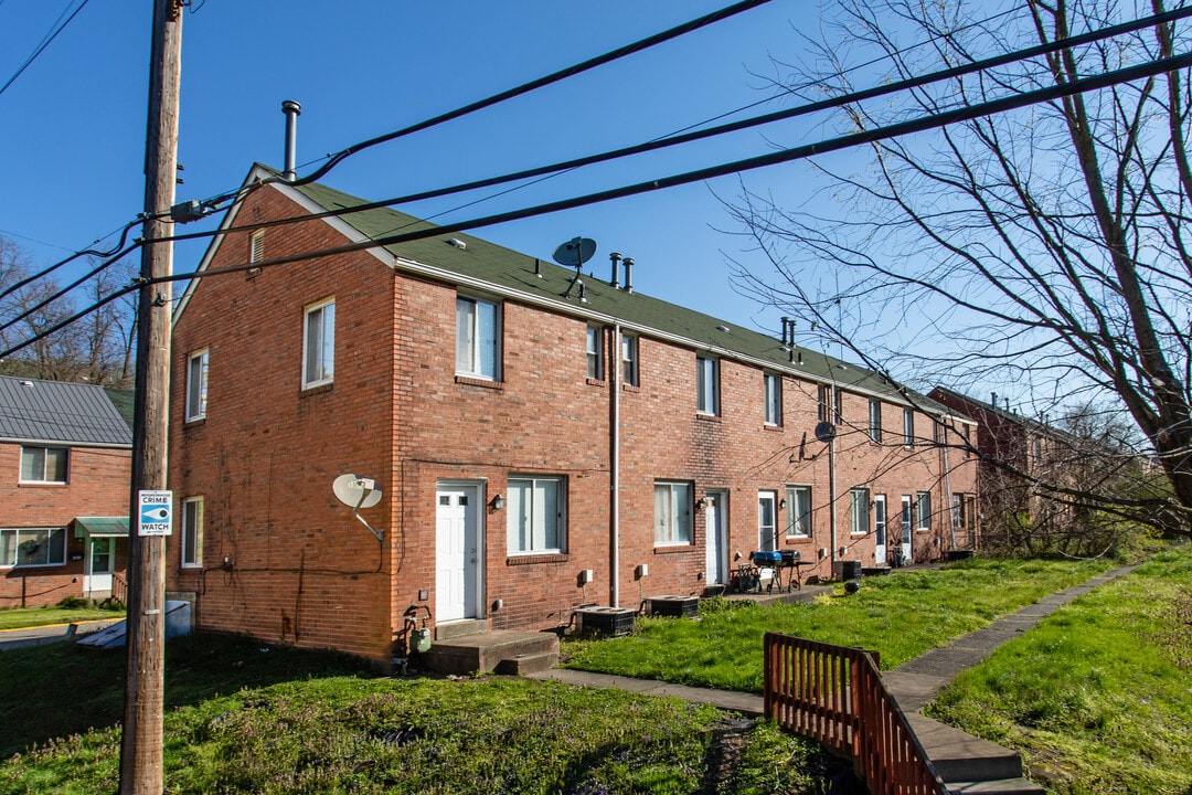 Century Townhomes in Clairton, PA - Foto de edificio